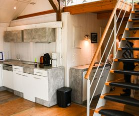 integrierte Küche mit Treppenaufgang zum 2. Schlafzimmer